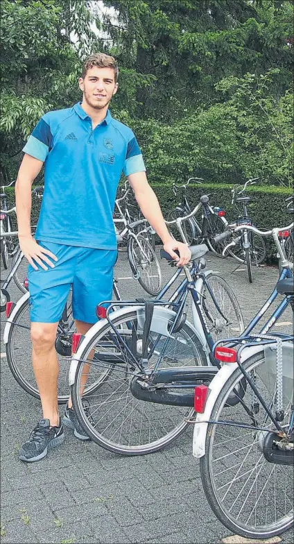  ?? FOTO: A. L. ?? Srdjan Babic posa para MD junto a unas bicicletas en la concentrac­ión de la Real en Holanda