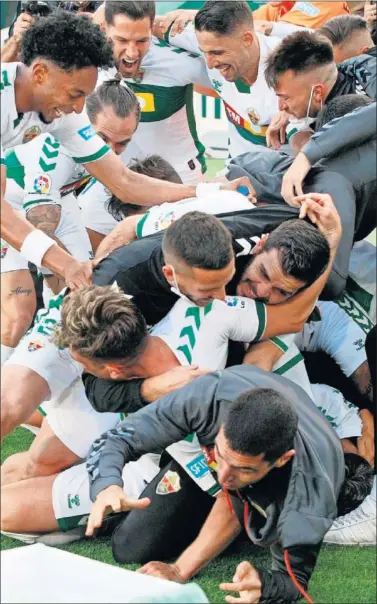  ??  ?? Los jugadores del Elche celebran eufóricos el final del partido en Huesca, que les dejaba en Primera.