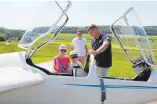  ?? FOTOS: BARBARA KÖRNER ?? Felix Lukas erklärt zwei Kindern das Cockpit, zum Mitfliegen sind sie jedoch noch zu klein.