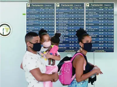  ?? EFE ?? Pasajeros en la terminal 4 del aeropuerto Adolfo Suárez-Barajas