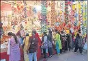  ?? HT PHOTO ?? People shopping ahead of Navratri festival at Bhoothnath market in Lucknow on Friday.