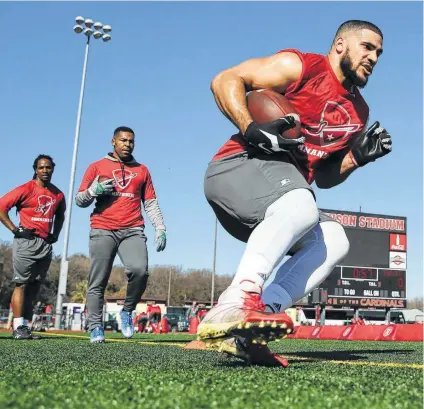  ?? Kin Man Hui / Staff photograph­er ?? Running back Kenneth Farrow II, who played at Houston, is trying to make the San Antonio Commanders, who will start their season on Feb. 9. The Commanders currently have 75 players on the roster but must be down to 52 at the end of camp.