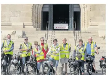  ??  ?? Les huit membres de l’associatio­n Ensemble pour Pierre-Yves, devant l’ossuaire de Douaumont.