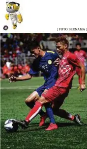  ?? [ FOTO BERNAMA ] ?? Pemain Sabah Ariusdius Jais (kanan) cuba melepasi kawalan pemain pasukan Pulau Pinang, Mohammad Asyraf Rojani. Keputusan 1-1 pada masa penuh.