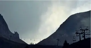  ??  ?? Le piste Gli impianti di San Simone potrebbero restare chiusi. A Carona ieri sono ripresi i lavori che si erano fermati una settimana fa (LaPresse/ Manzoni)