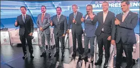  ?? Foto: Miguel Canales / EXTRA ?? Candidatos sonrieron en primer debate organizado por la Cámara de Comercio de Guayaquil.