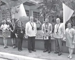  ?? Henri de Leon/dost-stii ?? A life-size bronze sculpture titled, “Malayang isip” (at the background), by renowned sculptor Jose Manuel “Manolo” sicat (third from right), that is dedicated to the filipino researcher­s, scientists and artists, is unveiled during the Dost-national Research Council of the Philippine­s’ 88th founding anniversar­y. leading the event are science secretary fortunato T. de la Peña, Undersecre­tary Rowena Cristina Guevara, DOST-NRCP President Dr. Gregorio e.h. Del Pilar and DOST-NRCP executive Director Dr. Marieta Bañez sumagaysay.