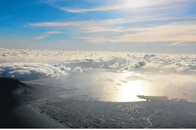  ??  ?? Una vista aérea de La Línea y Gibraltar, cubierto por una nube.