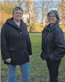  ?? SZ-FOTO: DKD ?? Monika Wick und Marianne Wurst (von links) stellen gemeinsam das Projekt „Kunst im Park“in Oberdischi­ngen auf die Beine.