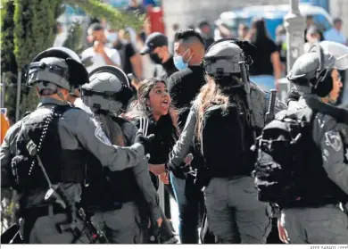  ?? ATEF SAFADI / EFE ?? Una palestina discute con policías israelíes cerca de la puerta de Damasco, ayer en Jerusalén.