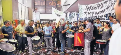  ??  ?? Silencio. Ayer el Suoem hizo asamblea, pero hoy no habrá ruido de bombos en la Municipali­dad.