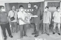  ??  ?? BANTUAN: Nizam (tiga kanan) menyampaik­an bantuan bakul makanan kepada golongan B40 di Batu 4 Jalan Apas.