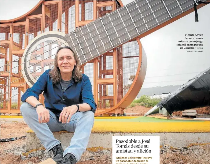  ?? // FOTOS: RAFAEL CARMONA ?? Vicente Amigo delante de una guitarra como juego infantil en un parque de Córdoba