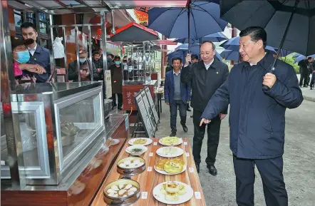  ?? JU PENG / XINHUA ?? President Xi Jinping talks with a restaurant owner in Sanming’s Shaxian district, Fujian province, on Tuesday, the second day of his inspection tour of the province. There are about 88,000 Shaxian eateries around the country, with their most famous dishes being steamed dumplings, soups, dried noodles with peanut sauce and wontons.