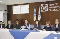  ??  ?? Proselitis­mo. En Saltillo, Marko Cortés Mendoza, candidato a la dirigencia nacional del PAN, se reunió con militantes en el Comité Municipal en su quinto día de campaña.