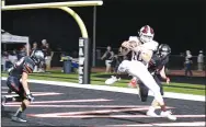  ?? Westside Eagle Observer/ANNETTE BEARD ?? Gentry receiver Zach Jarnagan pulls down a pass in the end zone for Gentry’s only touchdown in play at Pea Ridge High School on Friday.