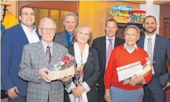  ?? FOTO: KATJA MIELCAREK ?? Dino De Giovanni (links) und Christian Abert (rechts) ehrten die langjährig­en Mitglieder Helmut Wegmann, Horst Burkhart, Marlies Aschmann, Markus Hugger und Günther Pfanzelt (von links).