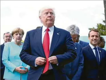  ??  ?? Wo ich bin, ist vorn: Us-präsident Donald Trump in Taormina, links Kanzlerin Angela Merkel. Foto: Alessandro Bianchi