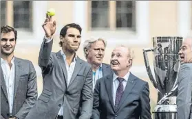  ?? FOTO: EFE ?? Rafa Nadal, con Roger Federer, Bjorn Borg, Rod Laver y John McEnroe, ayer en Praga