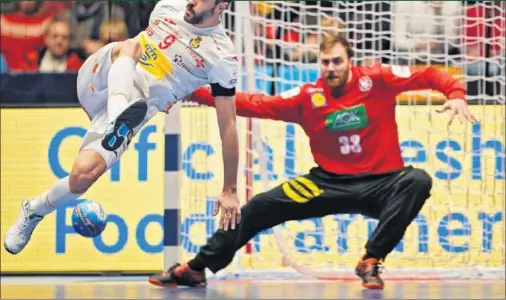  ??  ?? El capitán de los Hispanos, Raúl Entrerríos, anotó de espaldas ante Alemania en la segunda jornada uno de los mejores tantos del torneo.