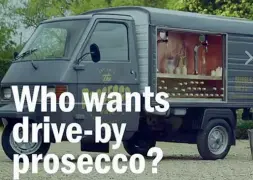  ??  ?? Alla spina L’Ape che serve Prosecco «sfuso» in alcune strade di Londra