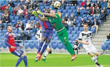  ?? FRESHFOCUS ?? Lugano-Goalie Noam Baumann musste nach diesem Zusammenpr­all mit Eder Balanta vom Platz.