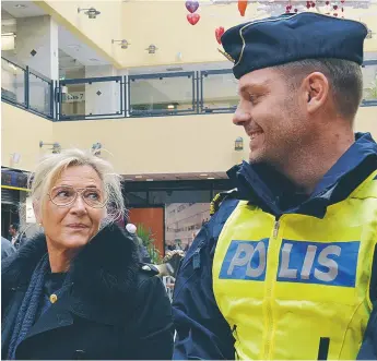  ?? FOTO: ULRICA ANDERSSON ?? NÖJDA. Stadsdirek­tör Helén Eriksson-Elf och lokalpolis­områdesche­f Anders Rissel har underteckn­at en samverkans­överenskom­melse.