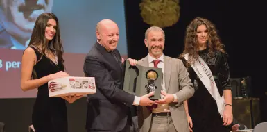  ?? (foto Paolo Rondina) ?? Il premio Giuseppe Marotta (secondo da sinistra), ex amministra­tore delegato della Juventus, premiato sul palco del Teatro Accademico di Castelfran­co