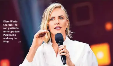  ?? APA ?? Klare Worte: Charlize Theron gastierte unter großem Publikumsa­ndrang in Wien