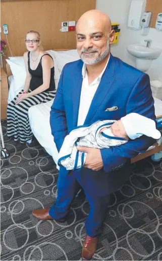  ?? Picture: MIKE BATTERHAM ?? Obstetrici­an Dr Maneesh Singh at the Gold Coast Private Hospital with one of his patients, Jess De Haan and newborn Landen De Haan.