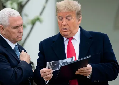  ??  ?? Nel Giardino delle Rose Il presidente Donald Trump con il suo vice Mike Pence si consultano prima di un’intervista (AP Photo/evan Vucci)