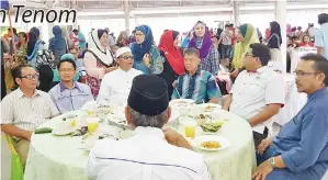  ??  ?? SAIRIN (berkopiah) bersama pegawai kerajaan dan Fama pada Majlis Rumah Terbuka Raya Fama di Keningau.