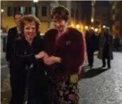  ?? FOTO RR ?? Imelda Staunton (Sandra) en Celia Imrie (Bif) als de twee zussen.