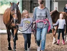  ??  ?? Linkes Bild: Bei der Bodenarbei­t durften Kinder und Erwachsene selber ran ans Pferd. Rechtes Bild: In der Halle der Landesreit- und Fahrschule­führten die Gäste die erfahrenen Pferde und Ponys in einem großen Zirkel.