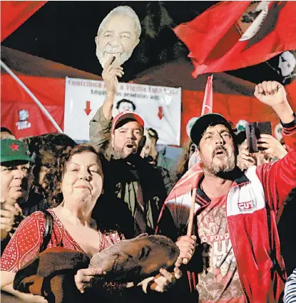  ?? AFP ?? Seguidores del líder de izquierda festejan en el fallo judicial.