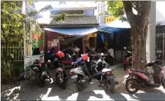  ?? JOS RIZAL/JAWA POS RAMAI PELANGGAN: Rumah merangkap warung milik Subhan di Jalan Monginsidi yang disatroni pencuri pada Minggu (3/9). ??