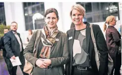  ?? ?? Stephanie Köhne (l.) und Carla Selders arbeiten beide bei der Apo-Bank.