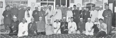  ??  ?? SABARUDIN (lapan kiri) dan Haryadi (lapan kanan) bersama peserta Khatam Al-Quran lelaki di Masjid Al-Munawwar, malam Rabu.