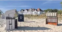  ??  ?? Das Promenaden­hotel Admiral mit seinen tollen Meerblick-Lounges und riesem Swimmingpo­ol liegt direkt am Strand