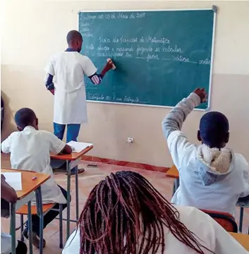  ?? EDIÇÕES NOVEMBRO ?? Ministério da Educação procura ter nas salas de aula professore­s com maior qualidade