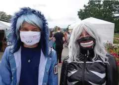  ??  ?? Aus der Not einen Tugend gemacht haben auch diese beiden Besucher des Comic-Parks. Im Festival-Bereich herrschte Maskenpfli­cht.