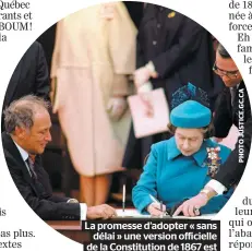  ??  ?? La promesse d’adopter « sans délai » une version officielle de la Constituti­on de 1867 est constituti­onnalisée à l’article 55 du texte paraphé par la reine en 1982.