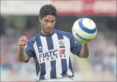  ??  ?? Arteta, en dos acciones de su debut en la Real contra el Levante, en agosto de 2004. A la derecha, ya cariaconte­cido, el día de su adiós