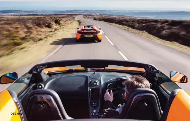  ??  ?? Abajo: El 12C es prácticame­nte igual de rápido que el 650S en línea recta. La entrega de potencia del motor 3.8 V8 biturbo es verdaderam­ente salvaje.
Dcha.: El 650S es un poco más eficaz en los apoyos fuertes en curva. La carrocería balancea menos y...