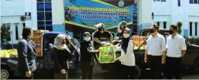  ?? UNIVERSITA­S HANG TUAH SURABAYA FOR JAWA POS ?? TULARKAN KEBAIKAN: Pembagian sembako bagi mahasiswa UHT Surabaya yang terdampak larangan mudik akibat Covid-19 telah dimulai pada Senin, 11 Mei 2020.