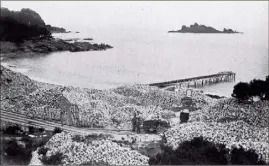  ?? (Photo DR/Gallica) ?? La plage du Dramont et les carriers, avec en fond l’île d’Or vers , sans la tour, qui sera contruite entre  et .