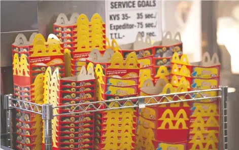  ?? La Cajita Feliz de McDonald’s será de 600 calorías o menos, eliminando el queso de las hamburgues­as. Bloomberg/La República ??