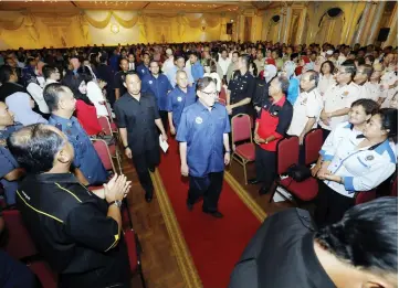  ??  ?? Abang Johari arrives to officiate at the closing of the programme. Talip is directly behind him.