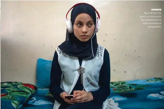  ??  ?? Nour al Ta’i (15) ganó un concurso de talentos por la radio durante la ocupación.