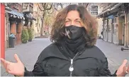  ??  ?? Christiane Oxenfort erklärt in einem kurzen Video in der Altstadt, warum sie bei der Aktion mitmacht.